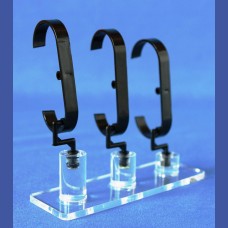 RELOJES  3 unds. sobre barra de 20, 30 y 40 mm de alto<br>Medidas: Base 50 x 150 mm<br>